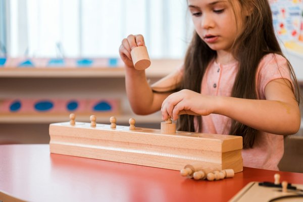 Pourquoi choisir une tour montessori pour votre enfant ?